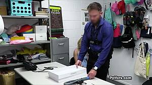 Hey, bu latina ufaklık ofis masasında sertçe tokatlanıyor. Gizli kamera yakaladı hepsini!