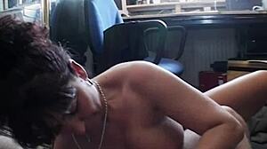 Kontorbang med moden brunette, for helvede hun er hot!