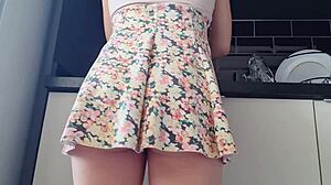 Latina Babe putzt Haus ohne Höschen drunter