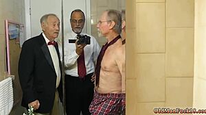 Tiener amateur Frankie plaagt en krijgt kontje hard anaal geneukt