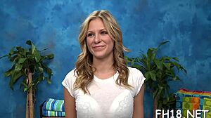 Je suis obsédé par ce massage nudiste, sa chatte serrée se fait pilonner brutalement sur la plage !