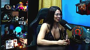 Isa traveler gets naked in studio