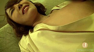 Po zmenku zvabim lepo žensko v hotel in se igram z njenim ljubkim azijskim telesom!