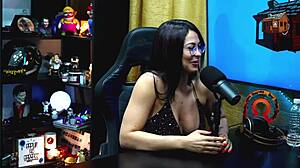 Isa traveler gets naked in studio