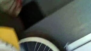 彼女のぷるぷるおまんこにチンポを挿入して毎インチを深く味わう