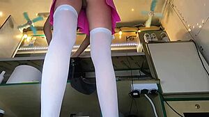 Sexy brunette jente upskirt på jobb uten truser