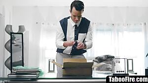 مرحبا، ذلك الرجل الغريب يوقف الوقت لنيك صديقه الأفضل بأسلوب الحلق العميق