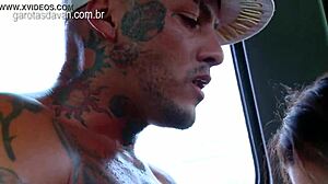 رجل مطعّم يدق مؤخرة بريتني في الفان!