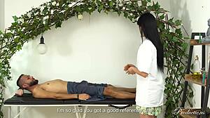 Filip espera massagem mas leva pancada da massagista safada!