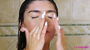 Gadis Brunette Imut Mulai di Kamar Mandi. Dia Jadikan Fotoshoot Sensual di Sofa