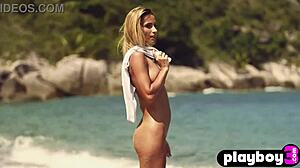 Hé, check deze mooie kleine 18+ tieten blonde milf Cara Mell heet poseren op het strand, alleen uitkleden