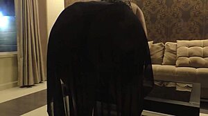 ブルナ・ローラ、セクシーなブラジル人メイドがリビングを掃除