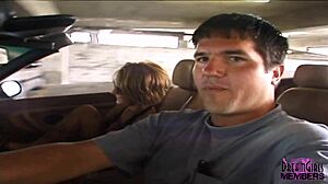 试过冒险的公共暴露Mindy的巨大晒黑奶子吗？