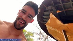 疯狂性感健美运动员在废弃建筑脱光衣服