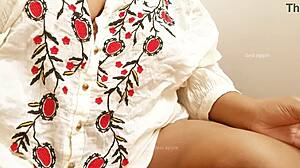 Indijska teta razkazuje svoje osupljive velike joške v vročem prikazu