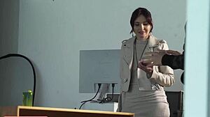 Jeny Smith plaagt kerel naakt op kantoor