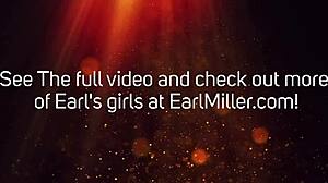 Velkoprsá zrzka Ashley Graham v koženém korzetu a podpatcích hraje s dildem na nohách