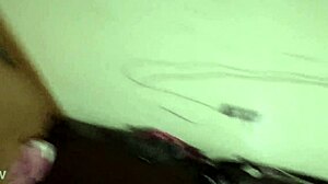 Още една аматорска сесия с брюнетка и голям задник