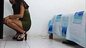 mi hermana deja frotar la polla de mi marido en su culo