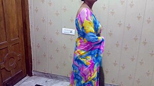 लालच देने के बाद, साराभाभी की गांड पीरियड्स आने से पहले लगभग ठुक गई