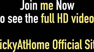 Vicky Vette, bomba sensual, provoca su coño peludo con juego salvaje de dildo