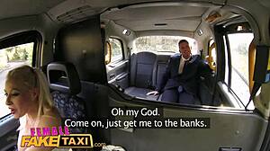 嘿，金发出租车司机，用你的大奶和阴部舔舐在出租车办公室惊喜我