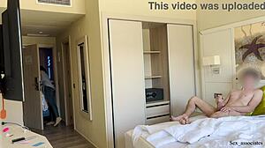 Flash kontol di umum! Pembantu hotel ngocok aku setelah aku keluarin!