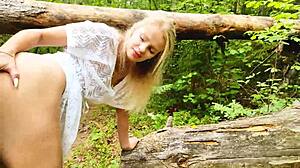 MILF casada leva vara forte no caminho da floresta com um estranho