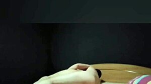 主婦が義息と親密な瞬間を共有