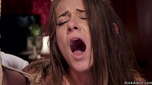 Meister dominiert Maid und Ballerina in krassem BDSM-Spiel