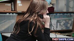 Söpö Gracie May Green, haluatko saada naidan työpaikalla?