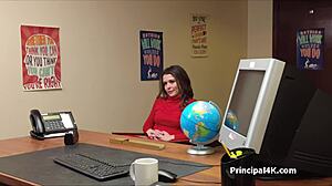 Milf i lingerie förför rektor i kontorsmöte