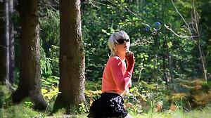 Shemale sólová hra v lesnom prostredí
