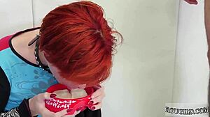 Аматьорска милф се сблъсква с болезнен първи анал с груба играчка