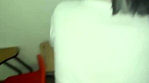 สาวมหาวิทยาลัยน่ารักสมัครเล่นแกล้งซุกซนกับครูในห้องเรียนร้างสำหรับความสนุกทำเอง