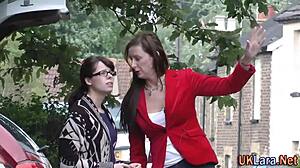 тази британска мацка в чорапи смуче огромен кура