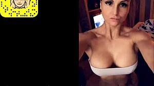 cette bombe barbara est la reine de l'exhibition nude