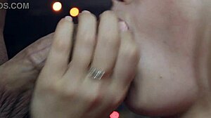 רק עיסוי פה קז'ואלי מקרוב עם אורות רומנטיים