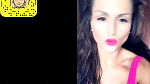 cette bombe barbara est la reine de l'exhibition nude