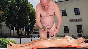 Tô pirando com esse sexo público quente com Agarabas e Olpr na praça!