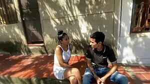 Je m'ennuie à balayer dehors, le voisin m'invite à baiser !