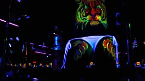 Queen Glow เต้นยั่วยวนบนถนน LK Metro ในไทย