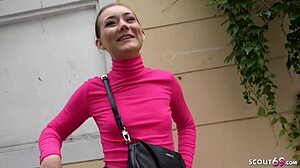 Německý skaut si vyzvedne drobnou PAWG teenku Sandru Zee na pouliční casting šukání