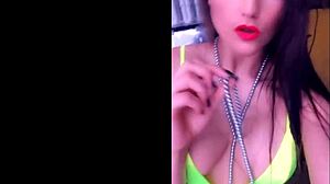 cette bombe barbara est la reine de l'exhibition nude