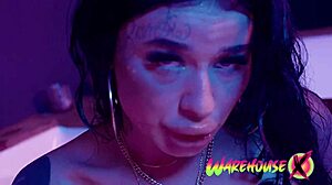 Fata tatuită își degete pizda strâmtă în cadă