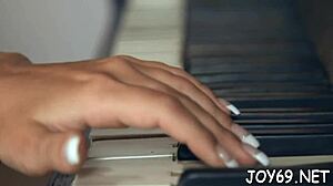 Млада красавица намира силно удоволствие в соло игра с дилдо за оргазъм!