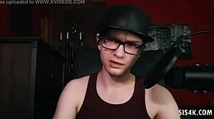 Gabbie Carter tutkii äitipuoli-fantasioitaan verkkokameralla