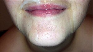 Vastag nő öklendezik a hatalmas vastag farkon mélytorokozás közben hatalmas cumfürdőért