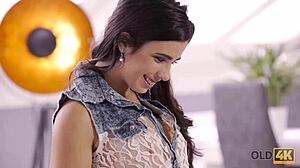 Sjajna mlada cura analno jaše ljubavnikov stari kurac