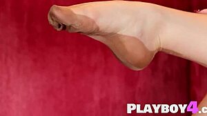 Плавуша Леонела Ахмада се скида и показује огромне сисе у врућем шоу